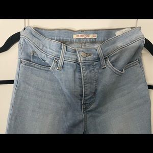 Light blue levis skinny jeans